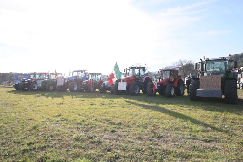 Osimo – Tappa della protesta dei trattori con cento agricoltori